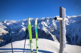 Pierre-André à ski à Blenio au Tessin