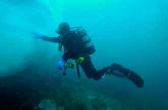 Le plongeur Pierre-Alain, touchent un icberg