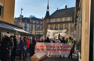 Deuxième manifestation en ville de Neuchâtel pour réclamer la réouverture des lieux publics.