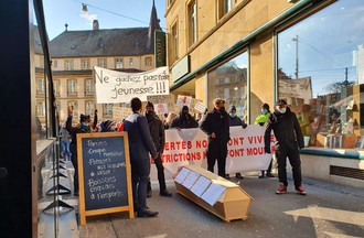 Deuxième manifestation en ville de Neuchâtel pour réclamer la réouverture des lieux publics.