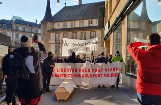 Deuxième manifestation en ville de Neuchâtel pour réclamer la réouverture des lieux publics.