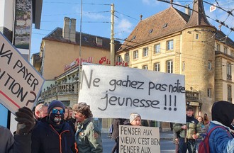 Deuxième manifestation en ville de Neuchâtel pour réclamer la réouverture des lieux publics.