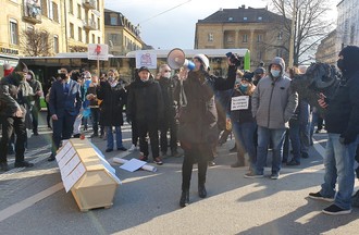 Deuxième manifestation en ville de Neuchâtel pour réclamer la réouverture des lieux publics.