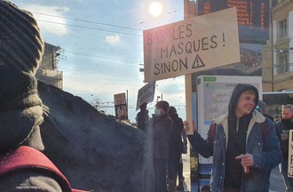 Deuxième manifestation en ville de Neuchâtel pour réclamer la réouverture des lieux publics.