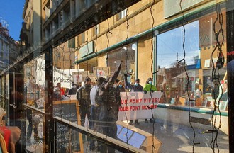 Deuxième manifestation en ville de Neuchâtel pour réclamer la réouverture des lieux publics.
