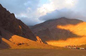 Camions dans le désert d'Atacama