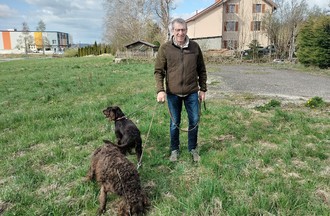 Ses chiennes Téa et Lou de race Wachtel