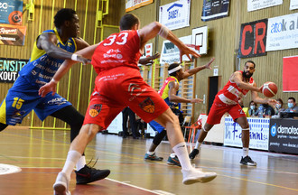 Amir Savon tente de servir Nemanja Calasan
