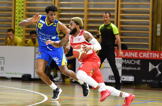 Devin Cooper devant Yafet Haile