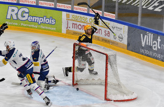 Philip-Michaël Devos inscrit le 3-0 pour Ajoie