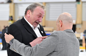 Le président Patrick Hauert tombe dans les bras de l'entraîneur Gary Sheehan