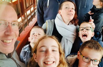 Photo d'Elian, avec son épouse Noémie et leurs enfants