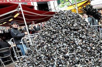 Photo d'Elian, le tas de moules à la braderie de Lille