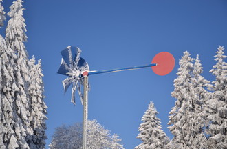 Petite éolienne au Mont-Crosin