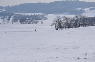 Un passionné fait du Kyte-Surf sur neige à Lignières
