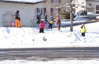 Des enfants jouent dans la neige