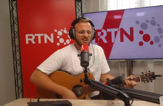 Nicolas, chantant en direct