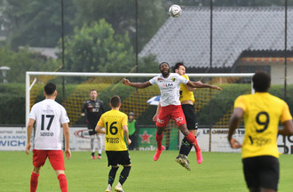 Mohamed Camara au duel avec Jordan Perrony