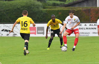 Arno Nyerges devant Cédric Mbenza