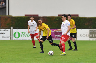 Alessandro Forte devant Steve Coelho