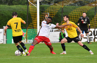 Mohamed Camara dans la tenaille défensive du FC Bassecourt