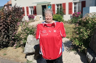 Patricia a relevé notre défi en apportant un maillot de la Nati