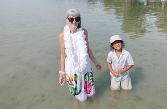 Tuata avec sa grand-maman Linda