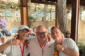 Avec le collier de piments offerts par Philippe