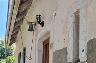 L'accès à la classe de l'école et sa cloche
