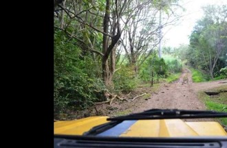 Marco au volant de la Jeep, dans Meurtre au Paradis