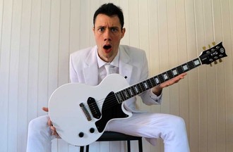 Mike et sa guitare modèle signature