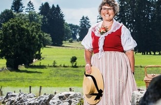 Marlise avec le costume paysan neuchâtelois