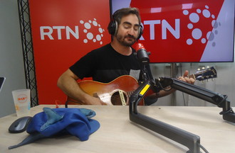 Raphaël a chanté et joué de la guitare en direct