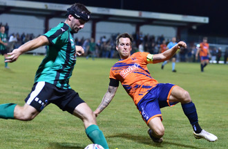 Le tacle d'Adrien Jeker (en orange) devant Lionel Rossé
