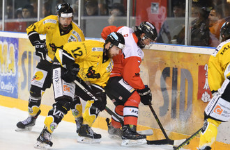 Robin Fuchs tente de récupérer le puck