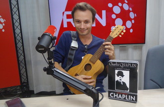 Jessie avec sa 1ère guitare offerte par ses parents