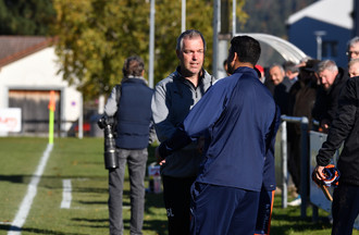 Steve Langel (de face) salue Thierry Payet
