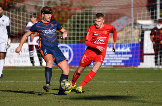 Josip Budimir devant Donovan Ducommun