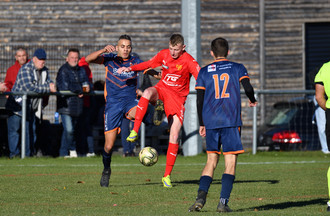 Donovan Ducommun devant Ismaïl Ji