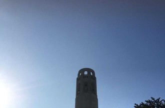 Photo de Catherine - La tour est dans le quartier de Telegraph Hill où vit Emma. C’est la Coit tower. 