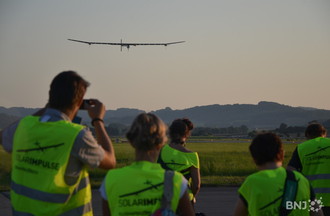 Solar Impulse survole la foule.
