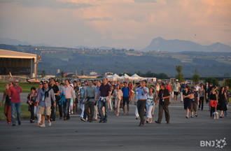 La foule se déplace.