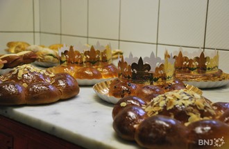 Préparation des galettes des Rois chez Christian et Annik à Colombier
