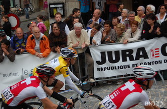 Le porteur du maillot jaune entouré de deux Suisses