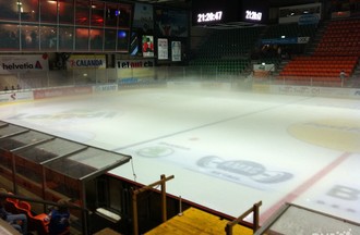 Le brouillard sur la patinoire du Stade de Glace