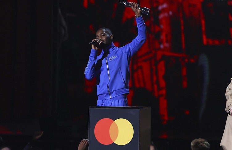 L'album engagé du rappeur Dave rafle la mise aux Brit Awards