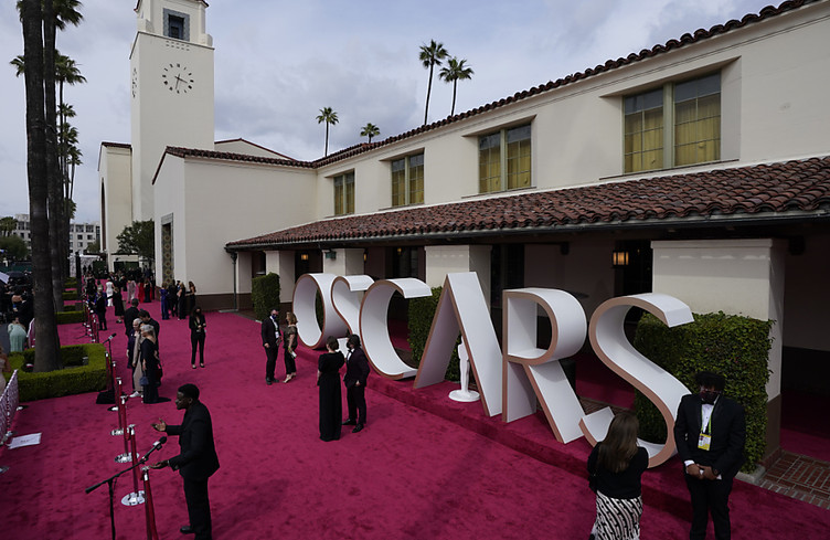 Les premières stars foulent le tapis rouge de la soirée Oscars
