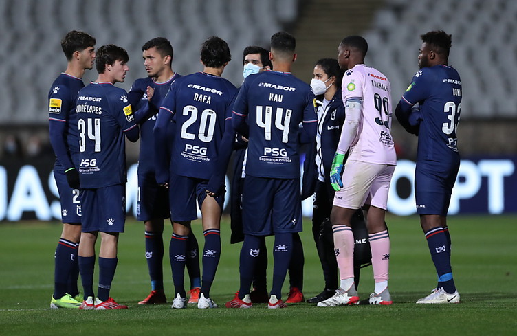 Covid: premiers cas du nouveau variant chez les footballeurs