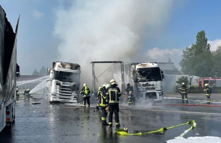Cinq camions victimes des flammes sur un parking dans la Broye