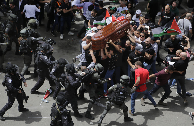 Tollé après la charge israélienne aux funérailles d'Abu Akleh